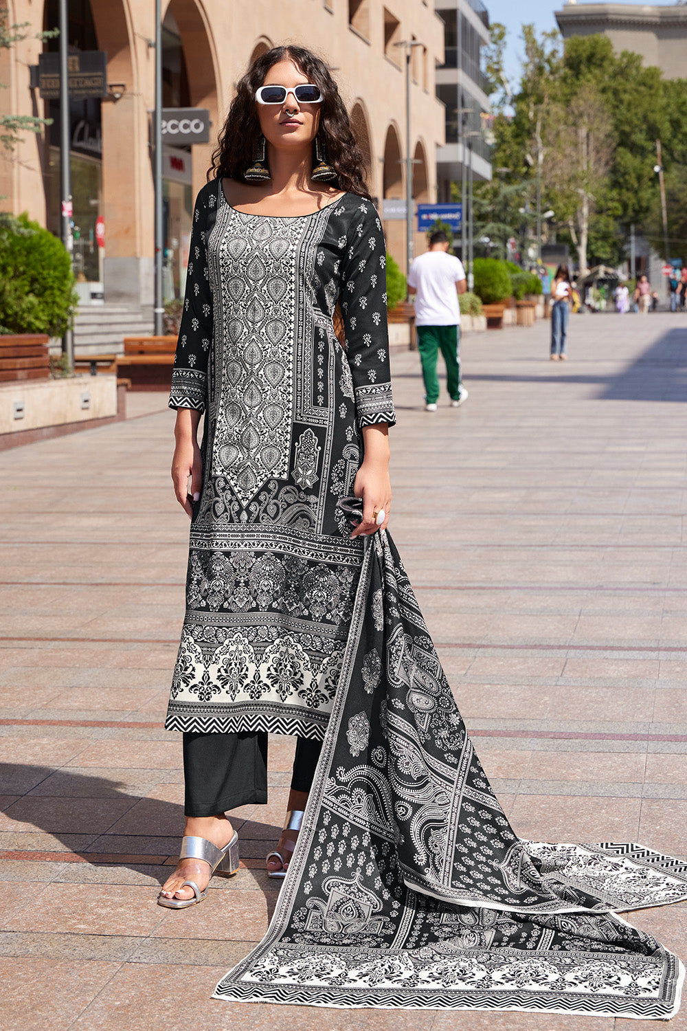 Black & White Colour Spun Fabric Printed Unstitched Suit