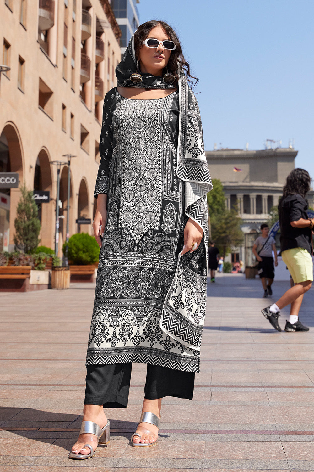 Black & White Colour Spun Fabric Printed Unstitched Suit